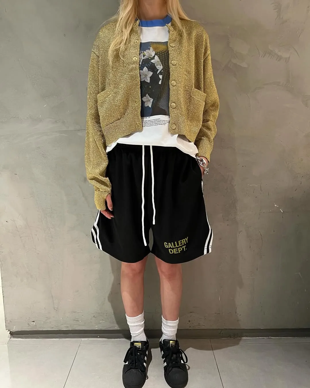 GALLERY DEPT. VENICE COURT SHORTS English mesh shorts Logo webbing wide-leg basketball shorts Black and white S-XL Original molding Loose wide-leg version American boys' first choice Breathable mesh fabric Superimposed soft material inside Comfortable and easy to match Custom-woven original consistent webbing/main mark/component wash mark Details are enlarged to follow